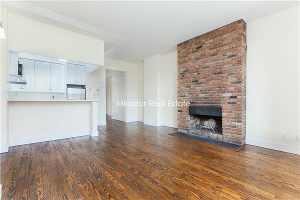300 W 23rd St in New York, NY - Building Photo