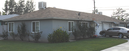 2045 Mayfair Dr W in Fresno, CA - Building Photo - Building Photo