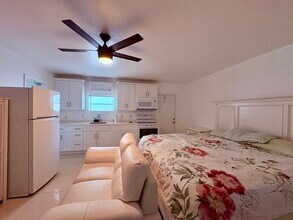 8505 Southampton Dr in Miramar, FL - Building Photo - Building Photo