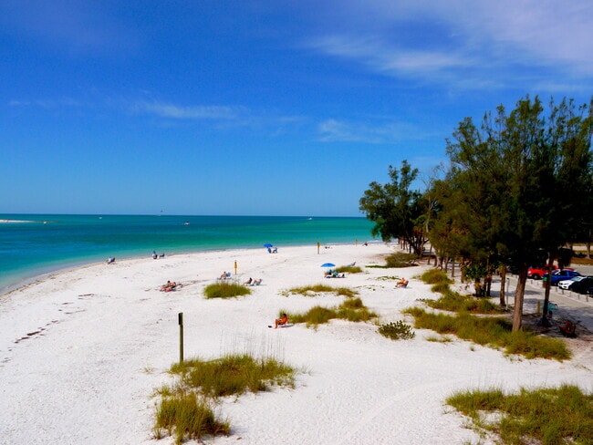 7140 Longboat Dr E in Longboat Key, FL - Building Photo - Building Photo