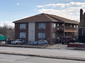 4907 Ames Ave in Omaha, NE - Foto de edificio - Building Photo