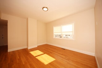 93 Cushing St, Unit 001 in Waltham, MA - Building Photo - Building Photo