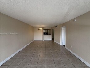 4255 N University Dr, Unit 3 in Sunrise, FL - Building Photo - Building Photo