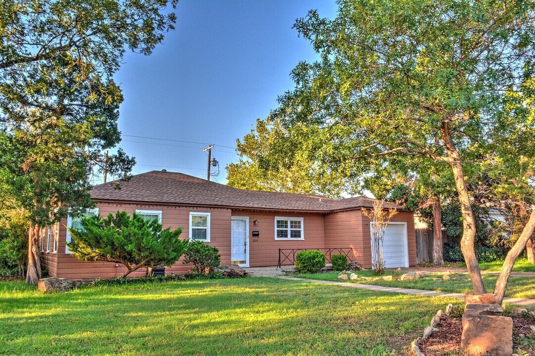 3213 26th St in Lubbock, TX - Building Photo