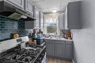 121 Farmington Ave, Unit 3