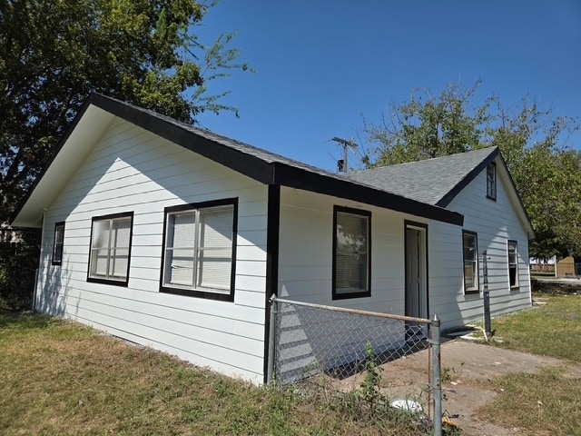 608 E 8th St in Kemp, TX - Building Photo
