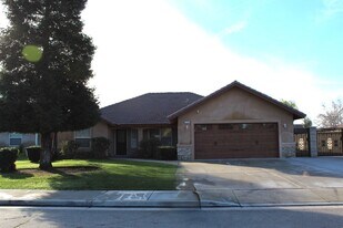 7031 Via Del Mar in Bakersfield, CA - Building Photo