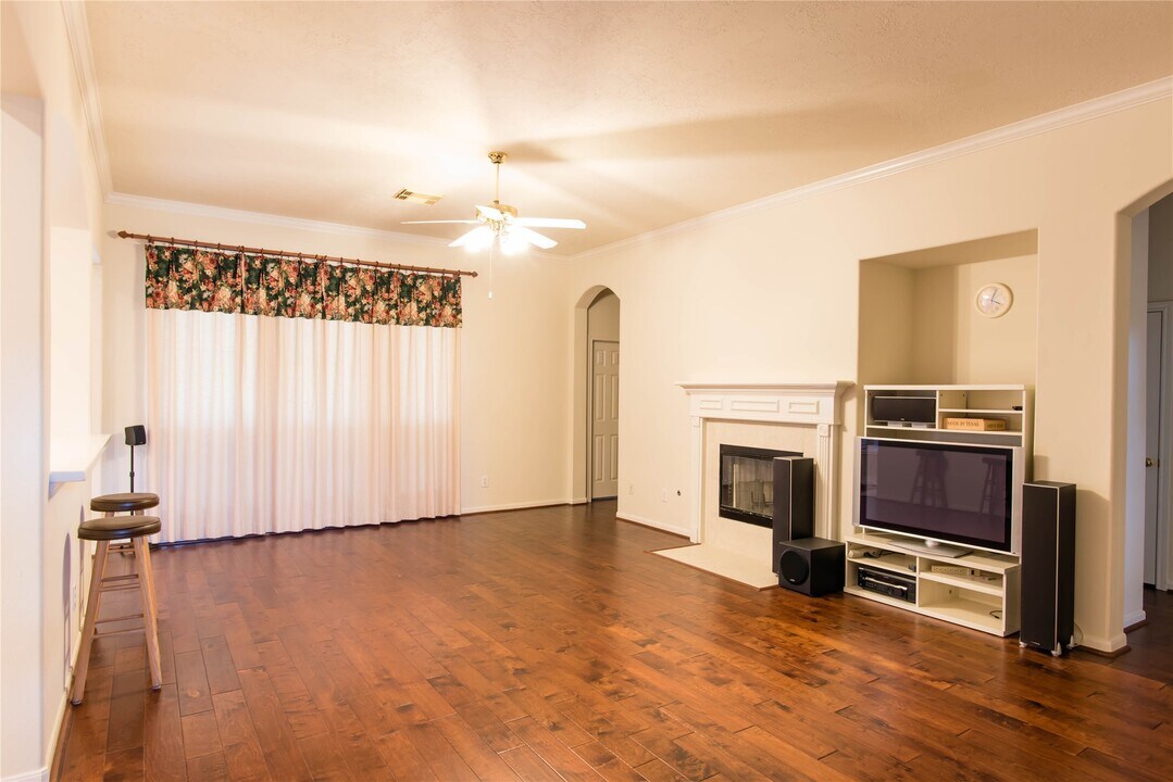 9115 Sunny Ridge Dr in Houston, TX - Building Photo
