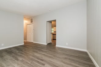 414 N Cochise Dr in Independence, MO - Building Photo - Building Photo