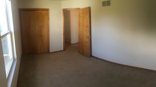 2509 Crestline Cir in Lawrence, KS - Building Photo - Building Photo