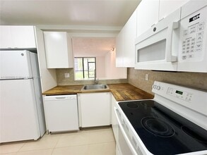 8025 SW 107th Ave in Miami, FL - Building Photo - Building Photo