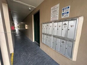 1015 NW 45th Ave in Miami, FL - Foto de edificio - Building Photo