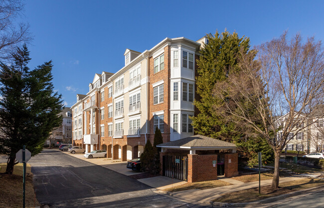 1002 Elmcroft Blvd in Rockville, MD - Building Photo - Building Photo