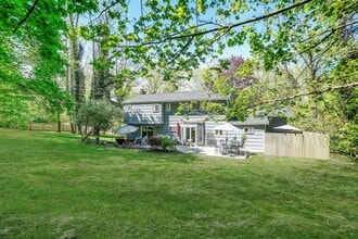 2 Harbor Cir in Centerport, NY - Building Photo - Building Photo