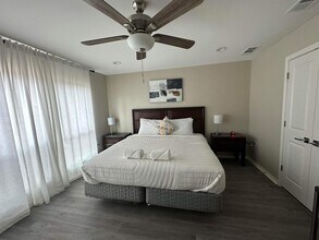 429 N Denley Dr in Dallas, TX - Foto de edificio - Building Photo