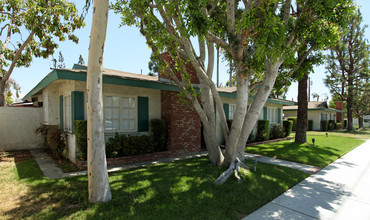 Knott Village Apartments in Anaheim, CA - Building Photo - Building Photo