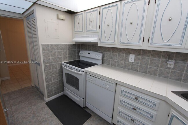 3101 Oakland Shores Dr in Oakland Park, FL - Building Photo - Building Photo