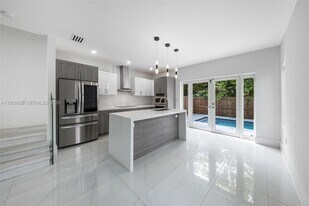3142 Carter St in Miami, FL - Building Photo