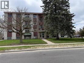449 Hazel St in Waterloo, ON - Building Photo