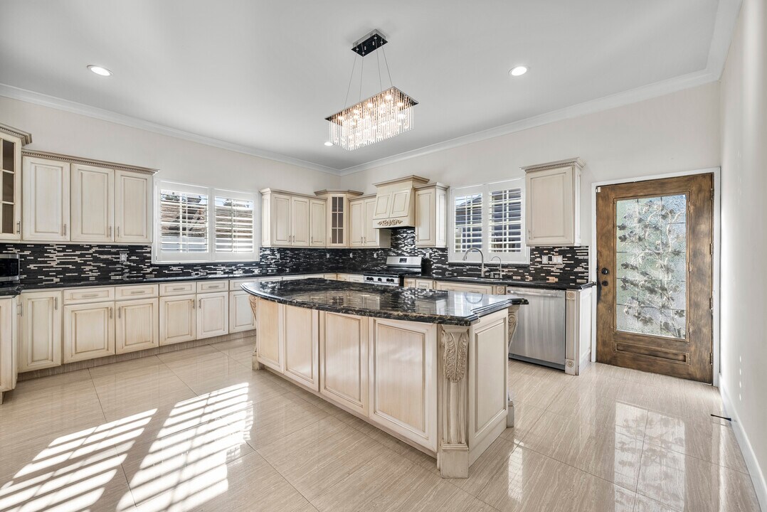 6223 Simpson Ave in North Hollywood, CA - Building Photo