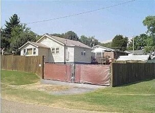 406 Clifty St in Harriman, TN - Foto de edificio - Building Photo