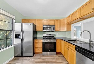 1002 Woodbridge Commons Way in Woodbridge Township, NJ - Building Photo