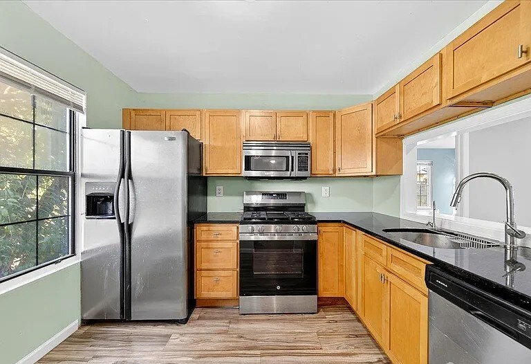 1002 Woodbridge Commons Way in Woodbridge Township, NJ - Foto de edificio