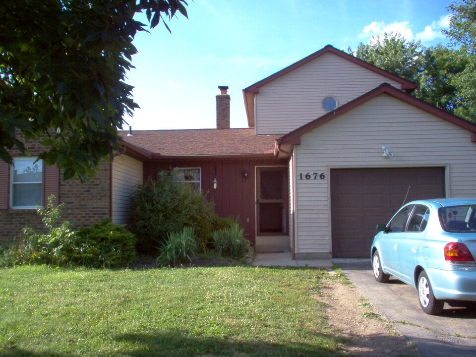 1676 Hightower Dr in Columbus, OH - Foto de edificio