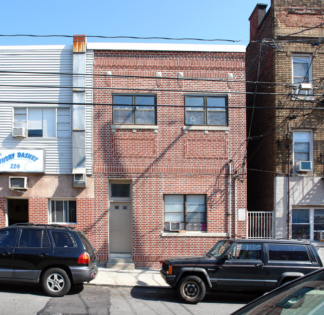222-224 70th St in Guttenberg, NJ - Foto de edificio - Building Photo