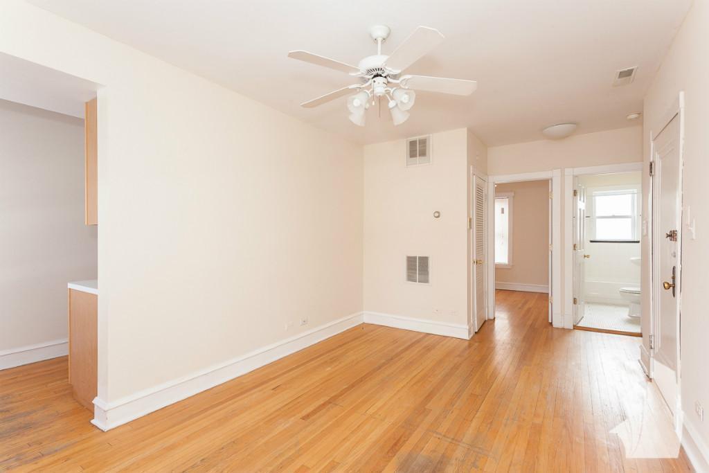 1200 W Wellington Ave, Unit 3006-2 in Chicago, IL - Building Photo