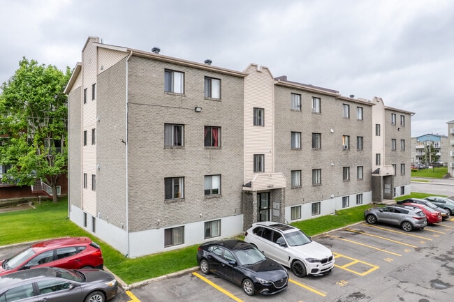 14590 De Pierrefonds Boul in Pierrefonds, QC - Building Photo - Building Photo