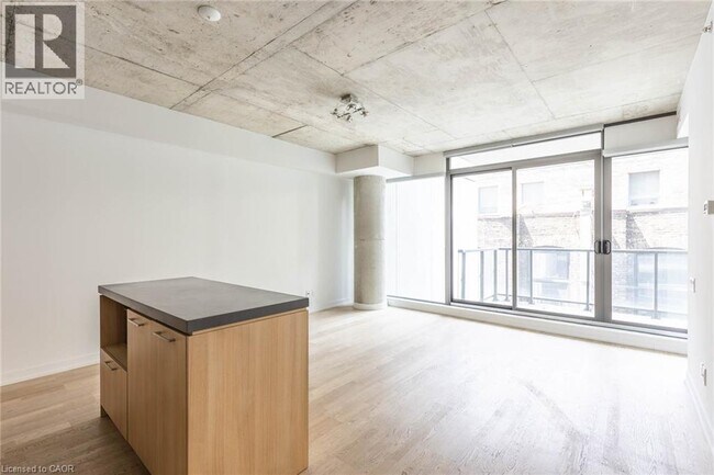 326 King St W in Toronto, ON - Building Photo - Building Photo