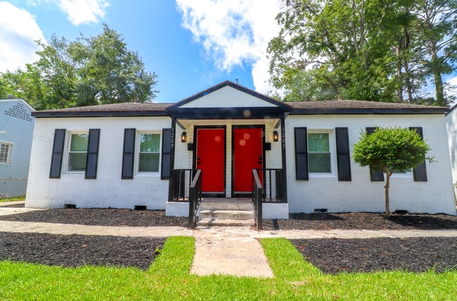 property at 1205 E 53rd St
