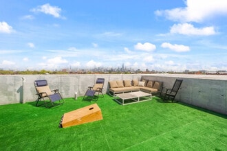 2048 W Chicago Ave in Chicago, IL - Foto de edificio - Building Photo