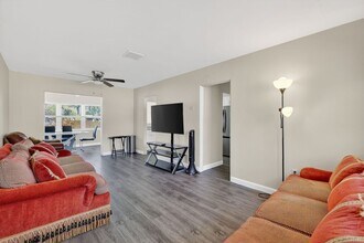 1104 Orange Ave in Tavares, FL - Building Photo - Building Photo