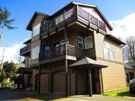 330-332 East Bay Drive Northeast in Olympia, WA - Building Photo