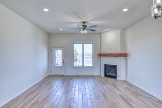 1433 E State Hwy 152 in Mustang, OK - Building Photo - Building Photo