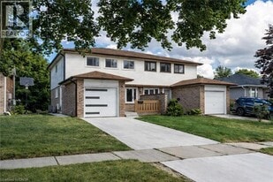 384 Westwood Dr in Kitchener, ON - Building Photo