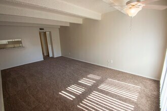 Harvard Square in Dallas, TX - Building Photo - Building Photo