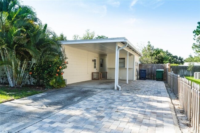 property at 2915 W Paxton Ave