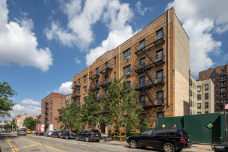 25-21 31 Avenue in Long Island City, NY - Foto de edificio - Building Photo