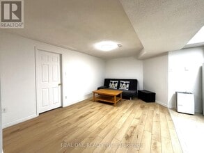 684 Savoy Crescent in Mississauga, ON - Building Photo - Building Photo