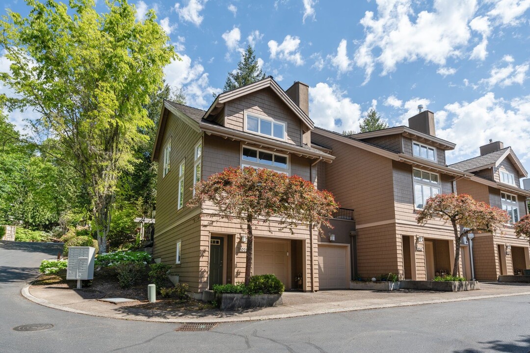 10251 NW Village Heights Dr in Portland, OR - Building Photo