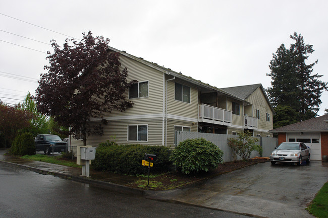 2447 SE 115th Ave in Portland, OR - Foto de edificio - Building Photo