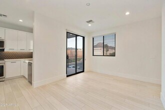 1611 E Lamar Rd in Phoenix, AZ - Building Photo - Building Photo