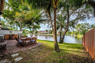 9881 Fairway Cove Ln in Plantation, FL - Building Photo - Building Photo