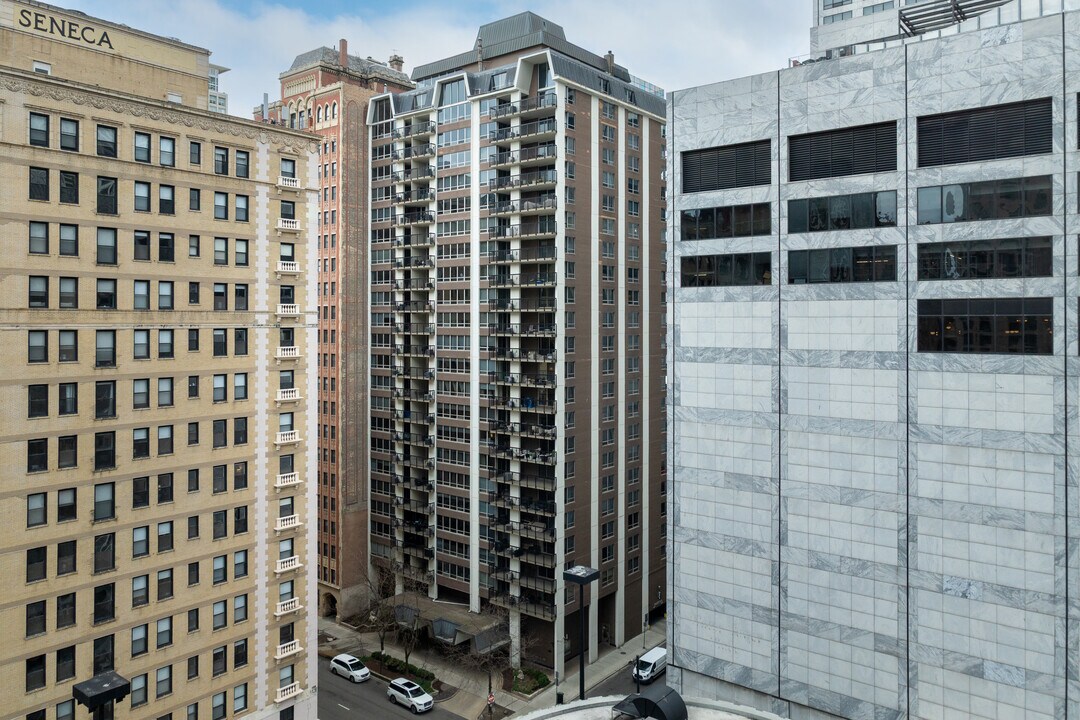 201 E Chestnut St in Chicago, IL - Building Photo