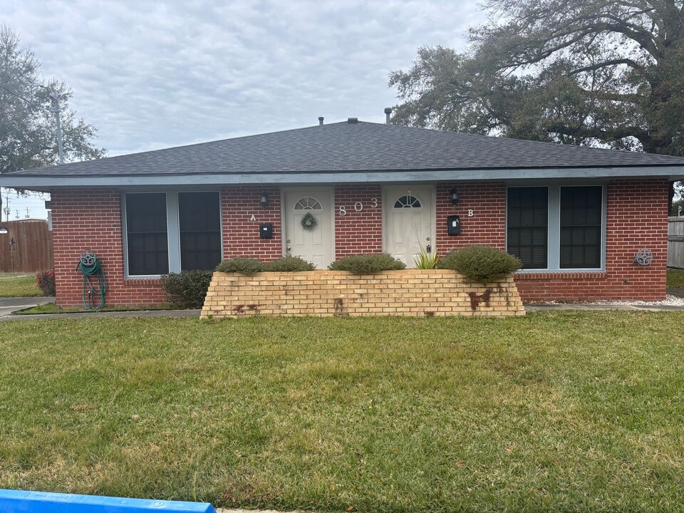 803 Camelia St in Lake Charles, LA - Building Photo