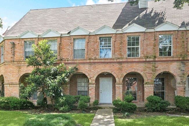 property at 3100 Rue Parc Fontaine