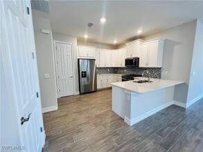1233 Enbrook Lp in Naples, FL - Foto de edificio - Building Photo